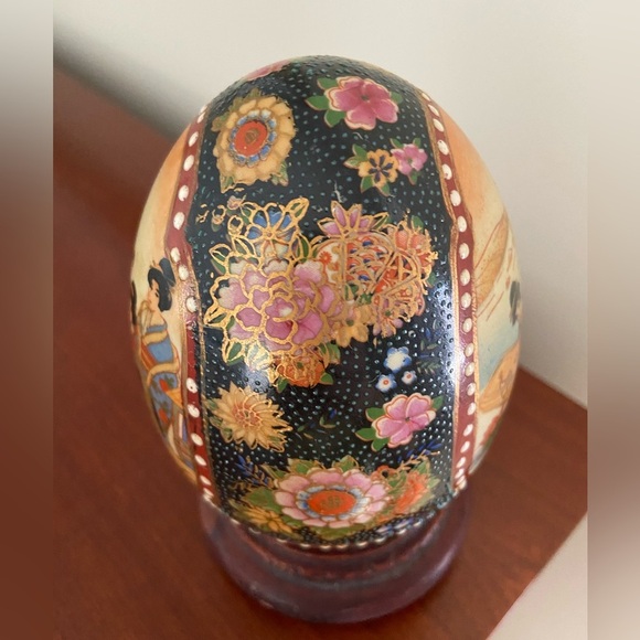 Vintage Japanese Satsuma Moriage style Handpainted Large Egg w/ stand - Picture 5 of 8